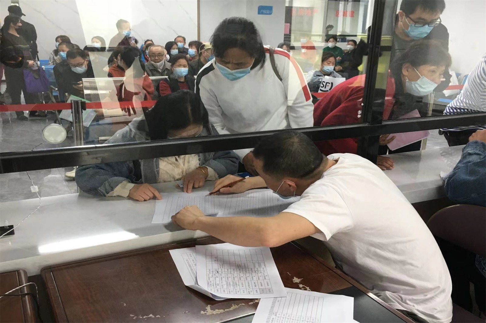 业务经办为被征收户耐心解答交房问题.jpg